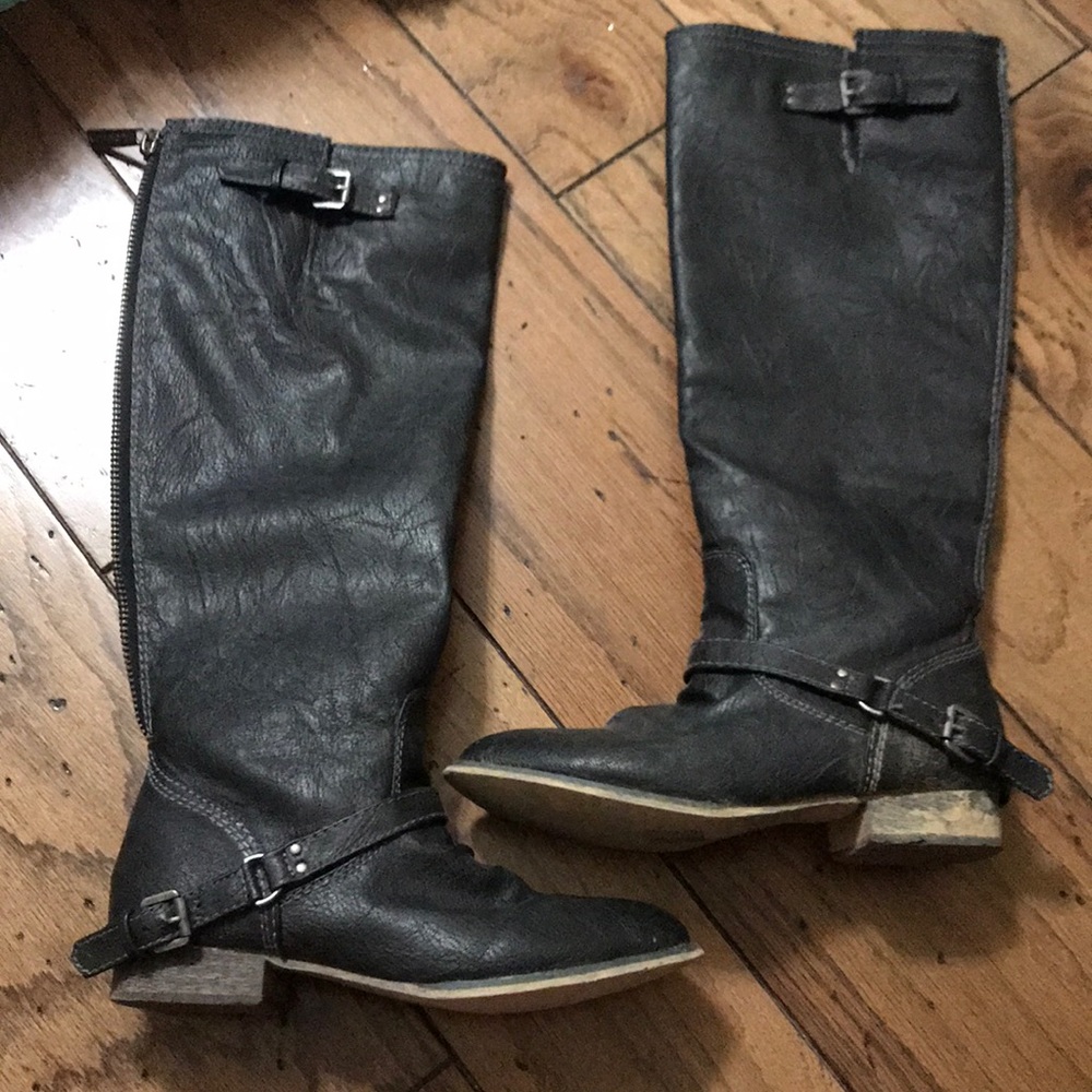 Black knee boots